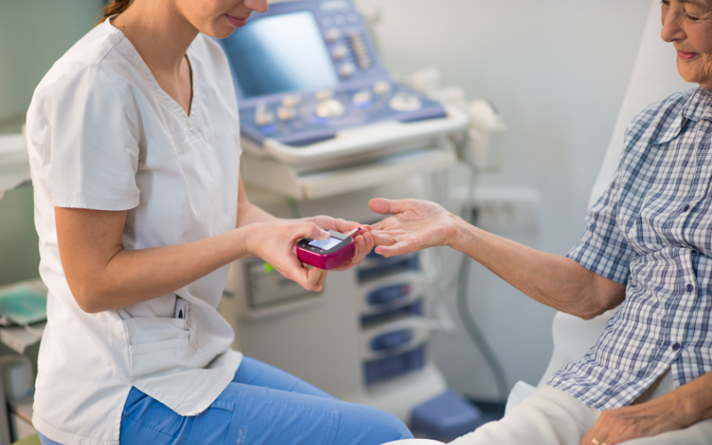 Menywod yn cael triniaeth diabetes