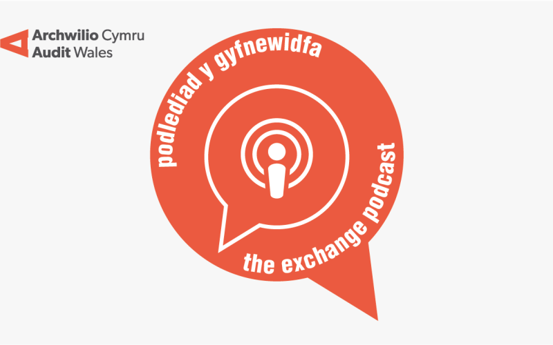 Delwedd o swigen leferydd gyda'r geiriau podlediad y gyfnewidfa The Exchange podcast a logo Archwilio Cymru