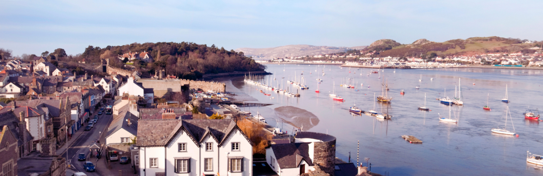 dref Conwy a'r afon