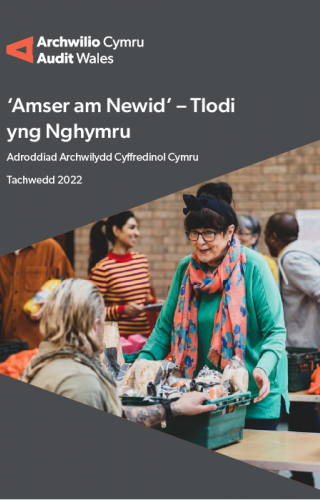 Dynes yn casglu bwyd o fanc bwyd